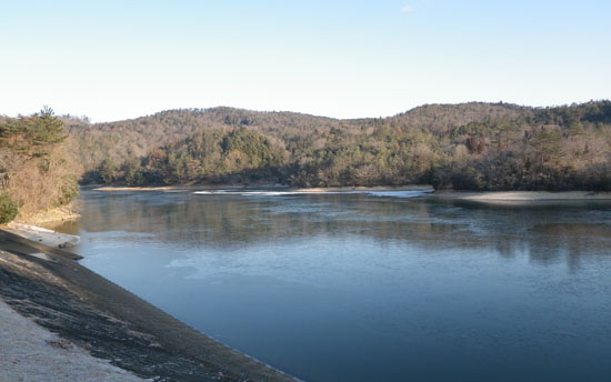 田尻大池も広く氷に覆われました。